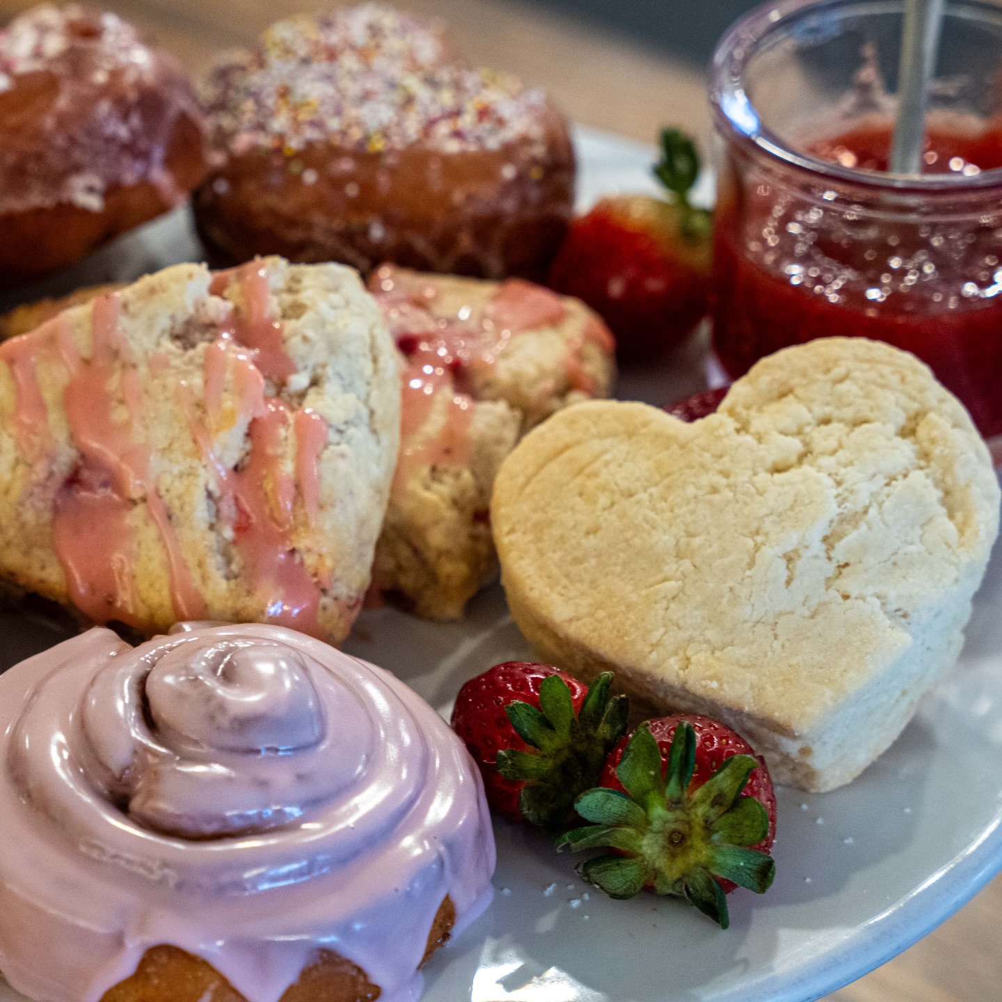 💕 One day left to preorder your Valentine’s Day treats 💕 from strawberry scones to pink cinnamon rolls to heart-shaped donuts and biscuits with homemade strawberry jam – we’ve got you covered from breakfast to after-dinner dessert! Head to the link in bio to check out the full menu & place your preorder.