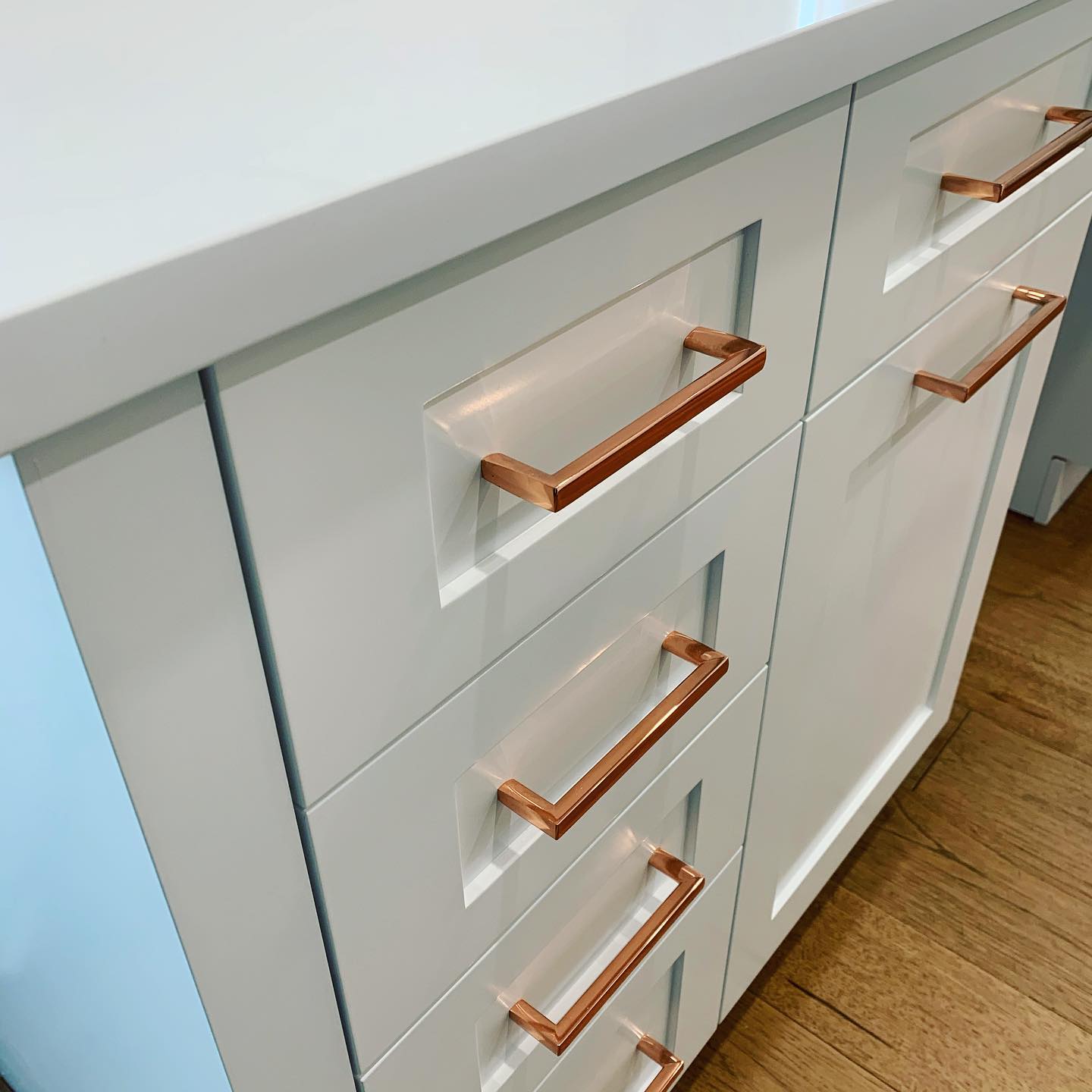 You Know It’s Something Special When Your Kitchen Actually Sparkles!
.
.
.
#whitekitchen #shakerstyle #whitecabinets #copperhandles #kitchensparkle #shinebright #kitcheninspo #kitchendesign