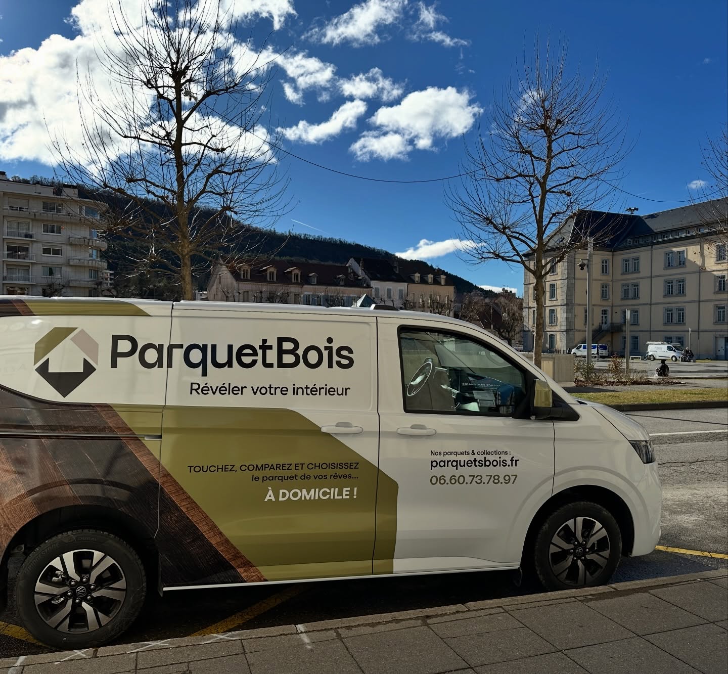 Aujourd’hui, le Showroom Mobile Parquet Bois était à Gap ! 🚐🌲
On a passé la journée dans le coin pour faire découvrir nos parquets en chêne massif directement chez les gens. Touchez, comparez les essences, les finitions, les largeurs… tout ça sans bouger de votre salon !
Le concept plaît toujours autant : plus besoin de se déplacer en magasin, c’est nous qui venons à vous avec les échantillons grandeur nature. 😊
Si vous êtes dans les Hautes-Alpes (Gap, Embrun, Briançon et alentours), réservez votre créneau gratuit au 06 60 73 78 97 ou sur parquetsbois.fr.
À domicile, sans pression, juste du bon conseil et du beau parquet qui va révéler votre intérieur.
Qui est partant pour un rendez-vous la prochaine fois qu’on repasse ?