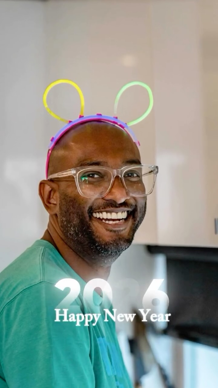 Hello 2026 💫 A great way to wave good bye to 2025 and celebrate a fresh 2026 start with friends ❤️ Sydney skies lit up with brilliant fireworks and bubbles flowed freely. Thank you @vekesh and @chris.keely for hosting 🫶🏻
#happynewyear #sydneyforeworks #friends #celebrate #sydneylife