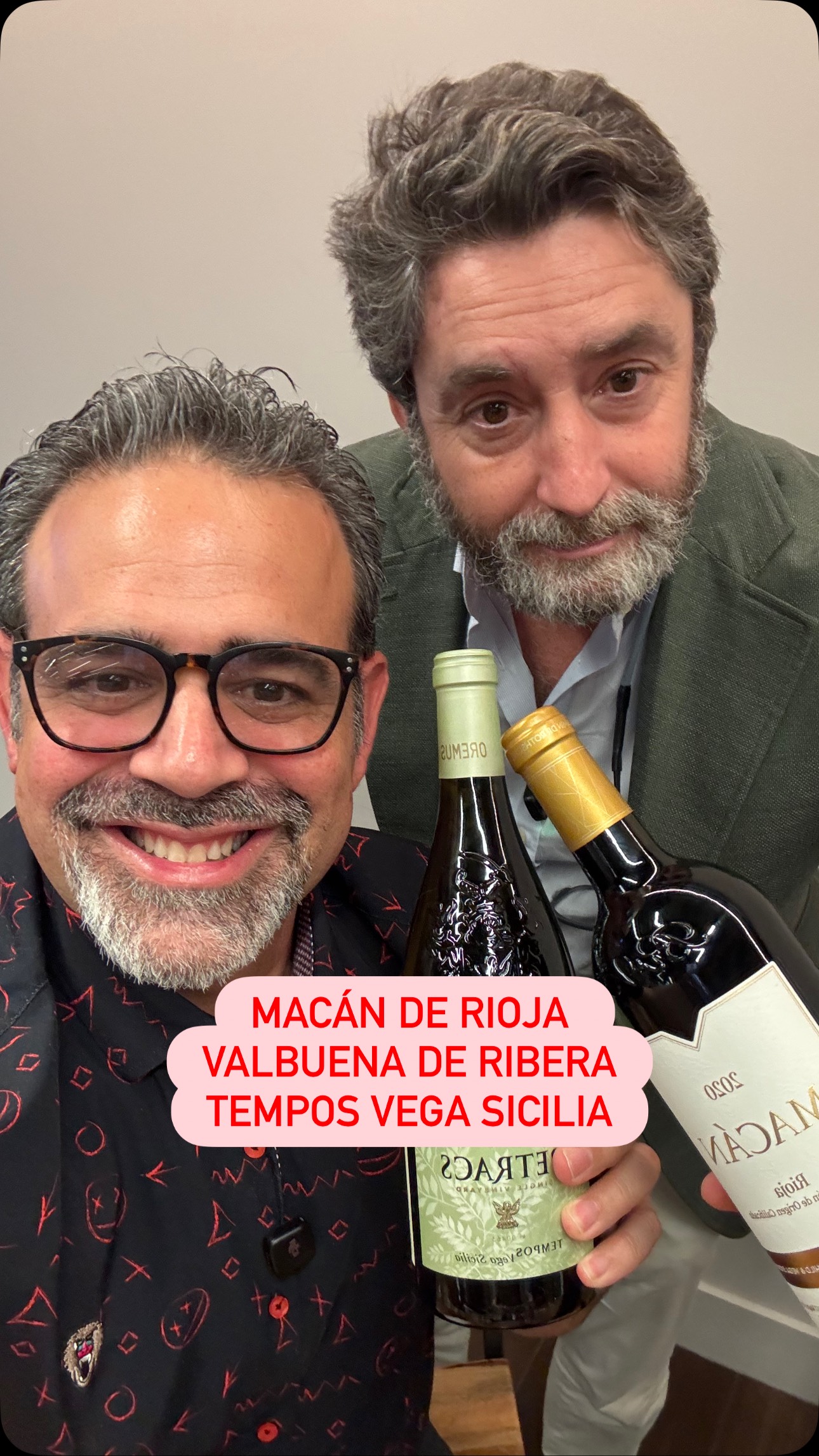 🍷Vinos de extraordinaria calidad de @temposvegasicilia🇪🇸
(Escribe PODCAST en comentarios para más)
Un gusto catar en @laenoteca.pr con @iturriagadejuan dos vinos de enorme calidad de la que para muchos es la mejor bodega de España. En el PODCAST hay una charla más a fondo con Gonzalo sobre este legendario proyecto cito-vinícola.
#riberadelduero #rioja #vinoespañol #vinotinto #puertorico