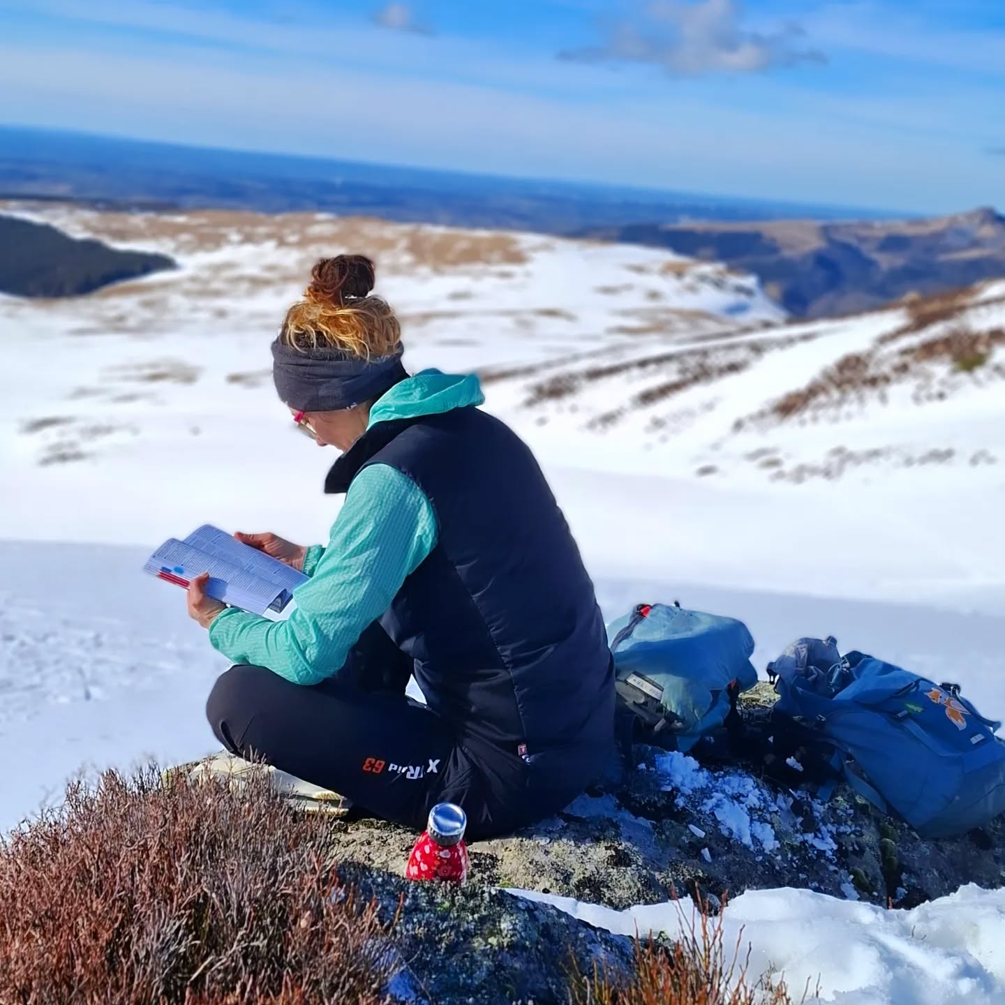 Un Dimanche sur les hauteurs du massif du Sancy...
En ce 1er jour du mois de mars, fllâner n’est plus une option, c’est une évidence. On ralentit le pas, on écoute les oiseaux et on profite du 🌞 sur le plateau de bozat.
Ici, au Lodge de Sagnove, la nature 🌿 nous dicte le tempo : celui du repos et de la déconnexion.
Envie de vous égarer en Auvergne (juste ce qu'il faut) ? On vous a préparé un petit guide pour ralentir lors d'un séjour chez nous 😉.
Lien en bio pour découvrir notre nouveau post de blog.
Belle fin de soirée à tous !
#Sancy #auvergne_focus_on #photooftheday #mooddujour #naturelover❤️