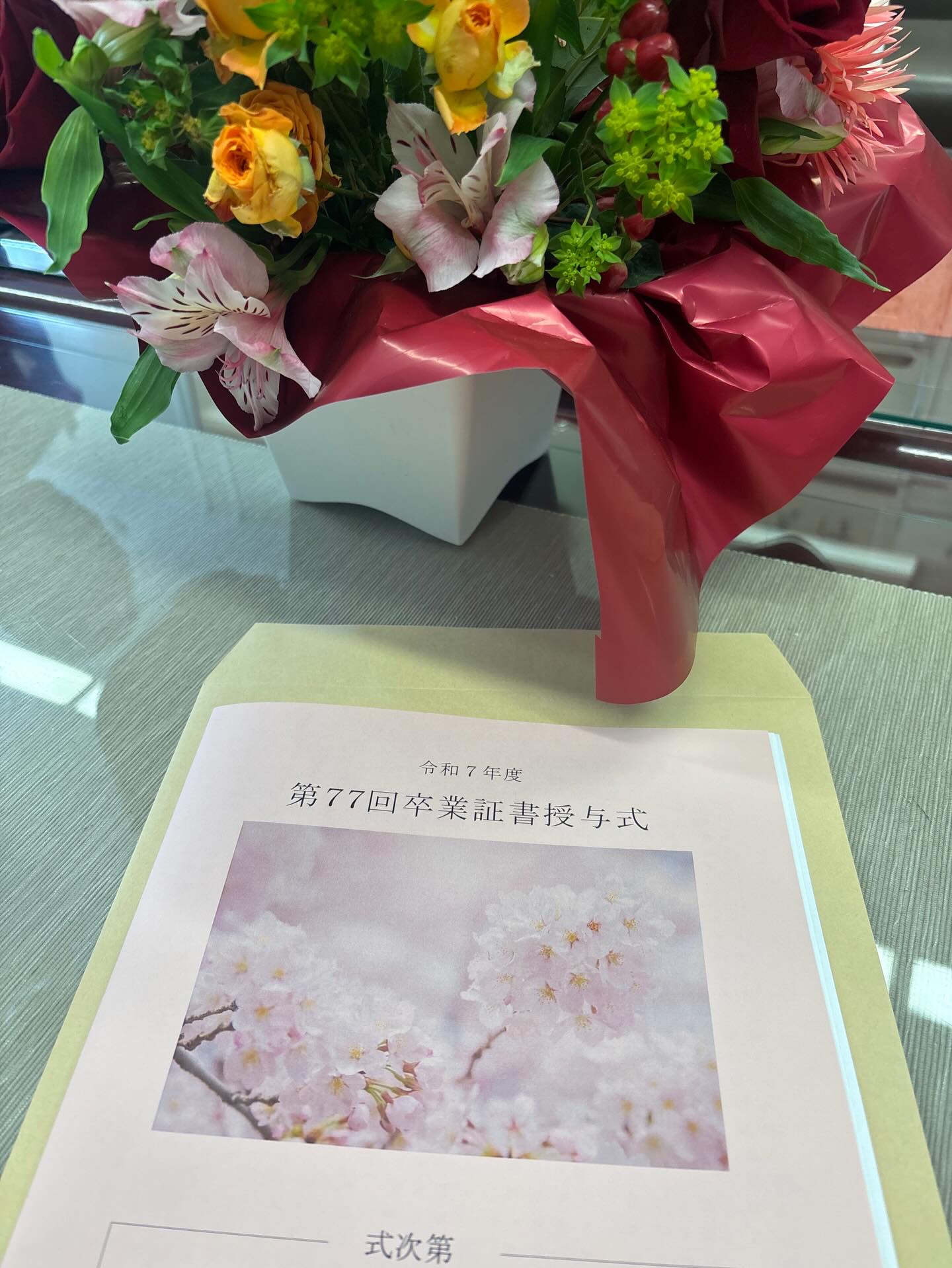 ご卒業、おめでとうございます。
宇都宮市立陽西中学校の卒業式に、議長代理として出席させていただきました。
季節外れの雪が積もる中、卒業生が最後に届けてくれた合唱曲『エール』。その美しい響きと力強さから、3年間をともに過ごした仲間との絆やお世話になった人たちへの感謝が伝わり、胸がいっぱいになりました。素晴らしい歌声でした。
本日、卒業を迎えたみなさんのこれからの人生に、幸多からんことを願って。
#宇都宮
#陽西中学校
#卒業式
#旅立ち
#栃木県