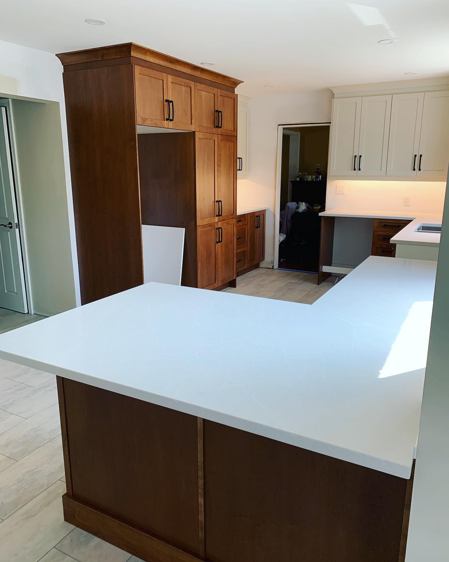 Transformation Two Tone
Cabinet Profile: Shaker
Base Cabinet & Pantry Colour: Roasted Peanut Stain
Wall Cabinet Colour: Baby Fawn OC-15
Countertop: Caesarstone Cosmopolitan White
#newkitchen #kitchendesign #customkitchen #maple #fresh @caesarstoneca