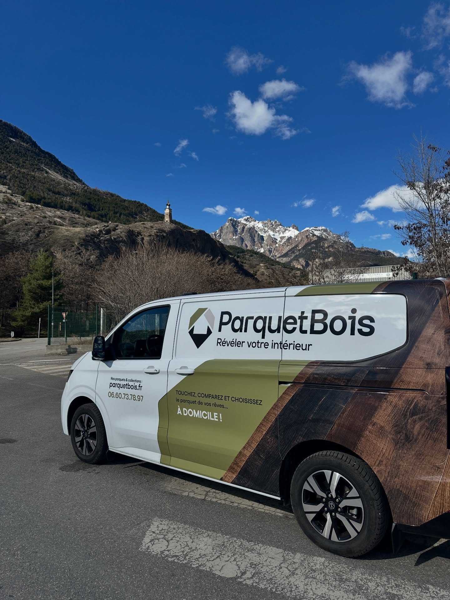 Aujourd’hui, le showroom mobile @parquetbois.fr a fait sensation à L’Argentière-la-Bessée ! 🚐🌄
Sous un beau ciel bleu des Hautes-Alpes, avec les Écrins en toile de fond, on a déployé nos panneaux grandeur nature chez des clients super contents du concept : toucher, comparer et choisir LE parquet parfait directement à domicile, sous leur vraie lumière.
Pas de petit échantillon sous néon… ici, on voit vraiment le rendu chêne clair, huilé, vieilli ou naturel dans son futur intérieur. Et les retours ? « C’est génial de pouvoir tester sans se déplacer ! » 😊
Merci à tous ceux qui nous ont accueillis aujourd’hui !
Vous aussi, vous rêvez d’un sol bois qui sublime votre maison ? Réservez votre créneau gratuit dans les Hautes-Alpes (05) → parquetbois.fr ou appelez-moi au 06 60 73 78 97.
On s’occupe de la route, vous choisissez votre parquet… À domicile ! 🏡🌲
#ParquetBois #ShowroomMobile #ParquetÀDomicile #HautesAlpes #LArgentiereLaBessee