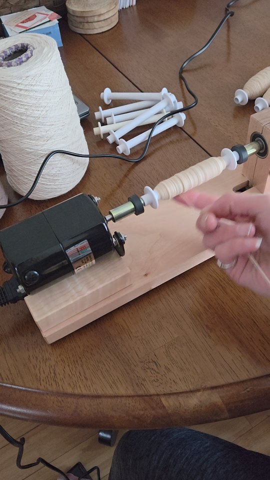 Winding bobbins!
#sunriselodgefiberstudio #weaversofinstagram #weaving #handmade #cotton