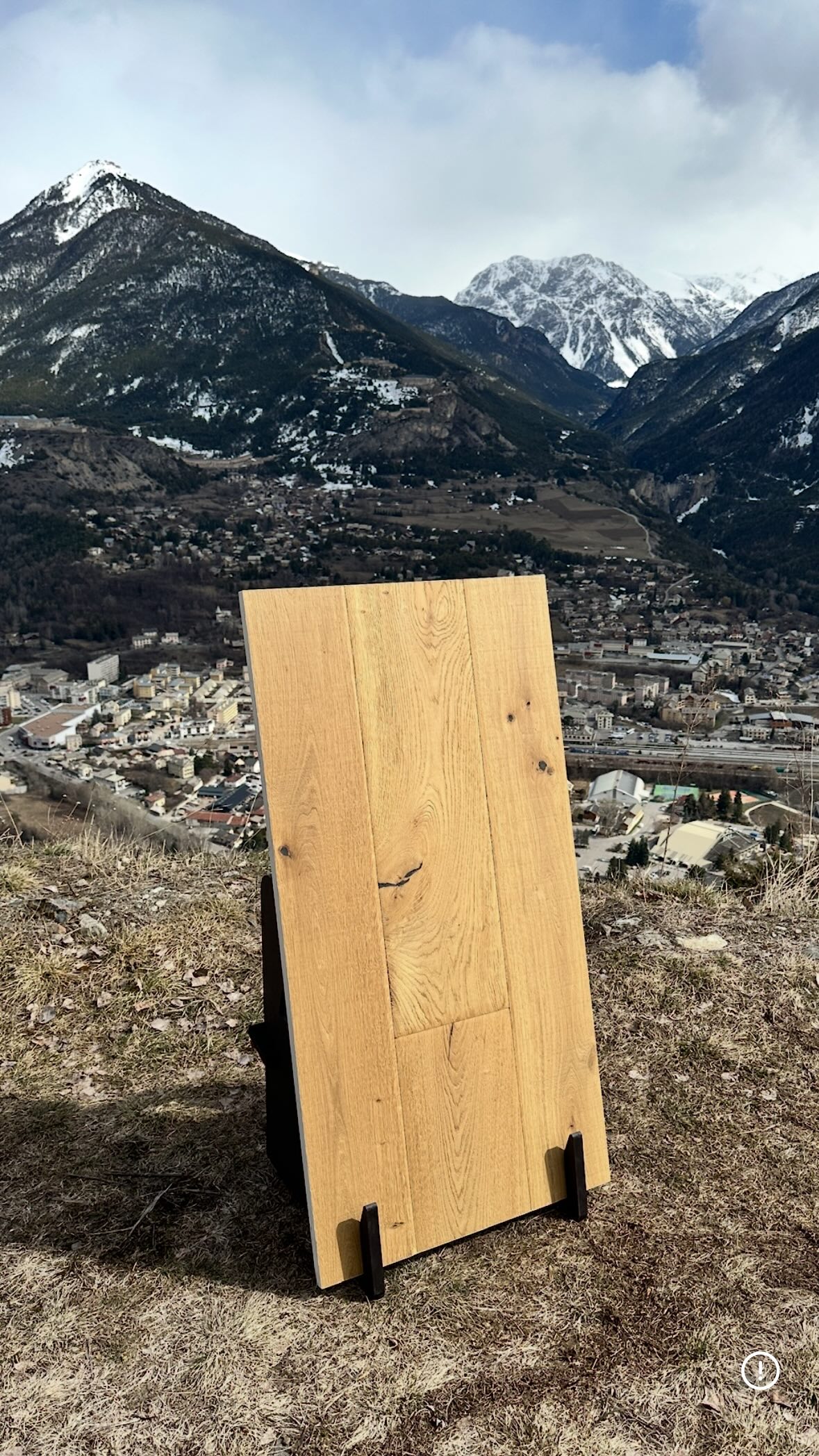 Imaginez ce parquet chêne massif clair, avec ses nœuds authentiques et ses grandes lames naturelles, posé chez vous… sous VOTRE lumière, dans VOTRE salon avec vue sur les montagnes ❄️🏔️
Pas besoin d’aller en magasin ou de se contenter d’un minuscule échantillon. Chez ParquetBois.fr, on déplace le showroom directement chez vous ! 🚐🌲
Tu touches les vraies planches, tu compares les finitions (brut, huilé, verni, vieilli…), tu vois comment le bois réagit à ta luminosité et à ton déco. C’est du concret, pas de la théorie.
On intervient gratuitement sur rendez-vous dans les Hautes-Alpes (05), Alpes-de-Haute-Provence (04), Bouches-du-Rhône (13), Savoie (73), Haute-Savoie (74) et alentours.
Prêt à voir ce parquet en vrai chez toi ?
→ Réserve ton créneau en 2 clics sur parquetbois.fr
→ Ou appelle-moi directement au 06 60 73 78 97
Ton sol mérite mieux qu’un choix à l’aveugle ✨
#ParquetChene #ParquetMassif #ShowroomMobile #ParquetBois #ParquetChezToi RenovationMaison MaisonMontagne CheneNaturel HautesAlpes Savoie Alpes DecoInterieur BoisNaturel ParquetALaMaison