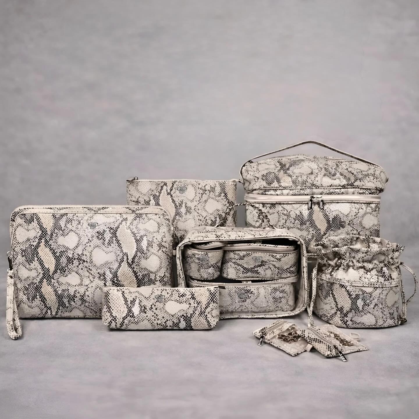 Travel in style with @pursen ✨
Chic, organized, and ready for wherever you’re headed—because your essentials deserve to travel beautifully. 🧳💼
@pursen | World Trade Division