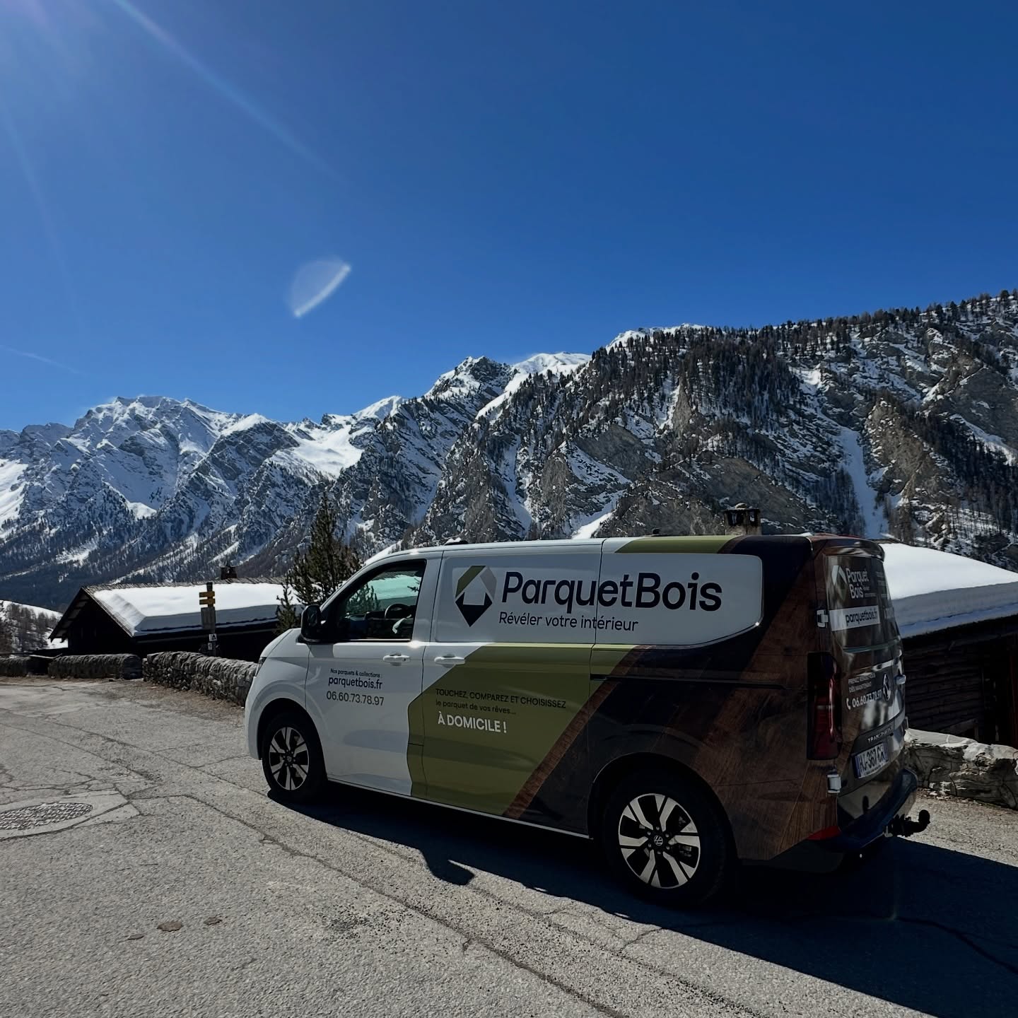 Qui a dit qu'on ne pouvait pas choisir son parquet à plus de 2000 mètres d'altitude
? notre showroom mobile prend l'air pur à Saint-Véran. Peu importe où vous êtes, nous montons jusqu'à vous !
Après des années derrière un bureau, j’ai tout quitté pour créer ParquetBois : un showroom mobile qui vient directement chez vous dans les Alpes.
Plus besoin de galérer en magasin ou de douter devant un petit échantillon. Je vous apporte les vrais panneaux de parquet 1000x560 (chêne massif, contrecollé, huilé, brossé, vieilli…) et on les teste ensemble chez vous, dans la vraie lumière de votre pièce.
Parce que choisir son parquet, ce n’est pas seulement une question de couleur… c’est une question de feeling, de chaleur et d’harmonie avec votre intérieur.
Aujourd’hui, je suis exactement là où je voulais être : libre, utile, et au grand air ! 😊
📍 Hautes-Alpes & alentours (05, 04, 73, 74…)
📞 Devis gratuit → 06 60 73 78 97
🌐 www.parquetbois.fr
Touchez, comparez et choisissez… à domicile !
#ParquetBois #ShowroomMobile #ParquetAlpes #ChoisirSonParquet