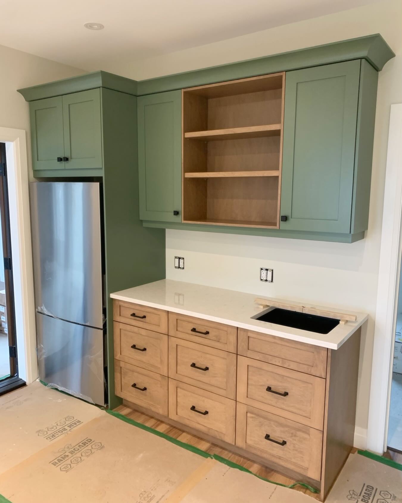 Cottage Snack Bar!
Door Style: Shaker
Wood Cabinet Colour: Jasper
Painted Cabinet Colour: BM Avon Green
Counters: Viatera - Anthem